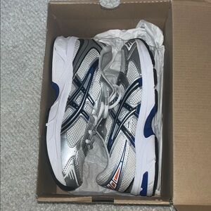 Asics Kids Sneakers in Silver and Blue ones missing a lace
